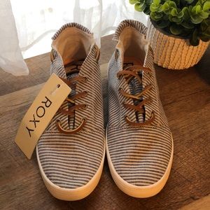 NEW NEVER WORN Roxy booties